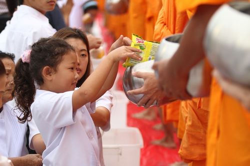 ภาพ No.3741:ตักบาตรพระ 1,269 รูป ม.ศิลปากร