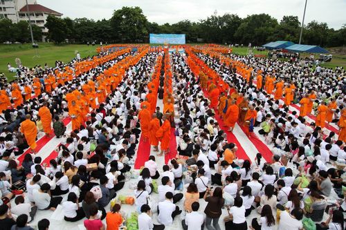 ภาพ No.3745:ตักบาตรพระ 1,269 รูป ม.ศิลปากร