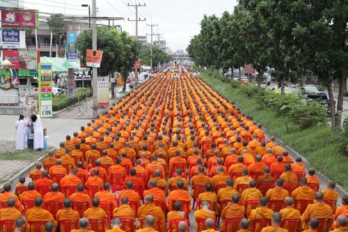 ตักบาตรพระ 1,111 รูป ลำลูกกา