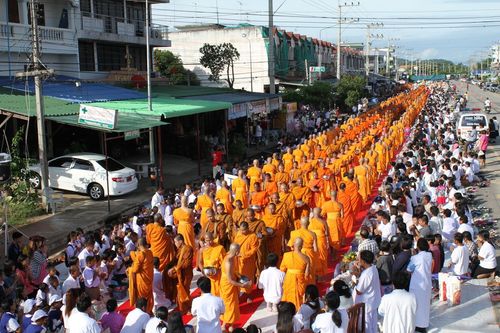 ภาพ No.4361:ตักบาตรอุทัยธานี พระ 555 รูป