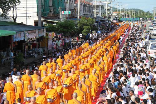 ตักบาตรอุทัยธานี พระ 555 รูป