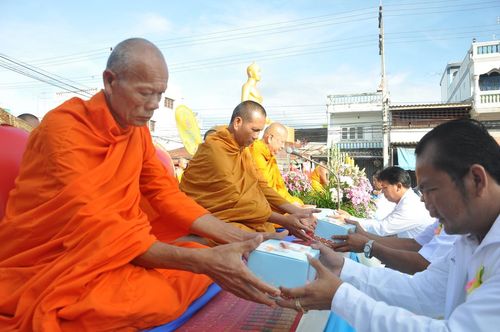 ภาพ No.4362:ตักบาตรอุทัยธานี พระ 555 รูป