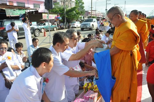 ภาพ No.4363:ตักบาตรอุทัยธานี พระ 555 รูป