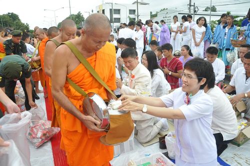 ภาพ No.4371:ตักบาตรลำพูน พระ 1,166 รูป