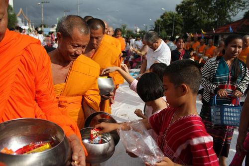 ภาพ No.4375:ตักบาตรลำพูน พระ 1,166 รูป