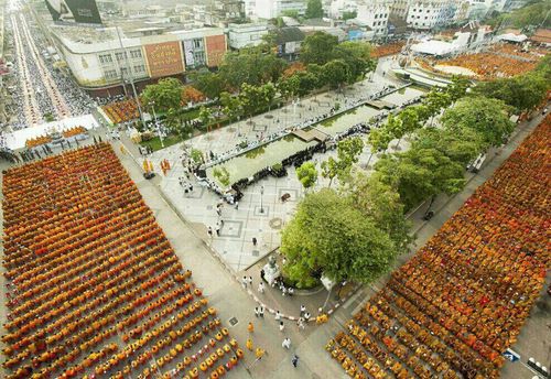 ภาพ No.4415:ตักบาตรนครราชสีมา พระ 22,600 รูป