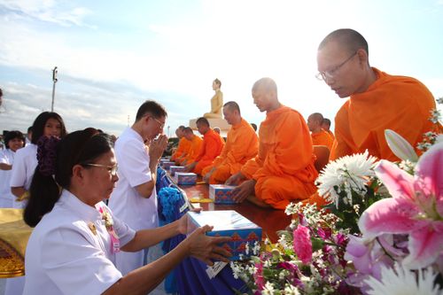 ภาพ No.4488:พิธีตักบาตรพระ 12,800 รูป ณ แผ่นดินเกิด วาระครบรอบ 128 ปี พระมงคลเทพมุนี (สด จนฺทสโร)