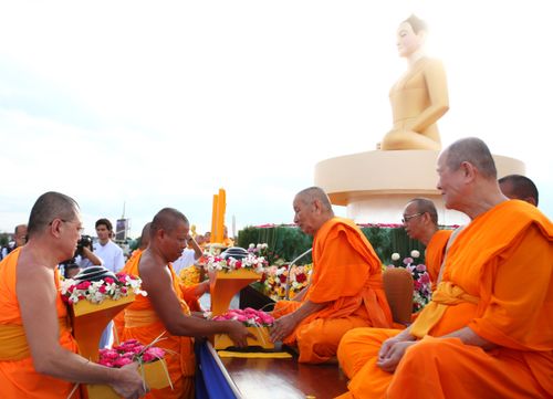 ภาพ No.4491:พิธีตักบาตรพระ 12,800 รูป ณ แผ่นดินเกิด วาระครบรอบ 128 ปี พระมงคลเทพมุนี (สด จนฺทสโร)