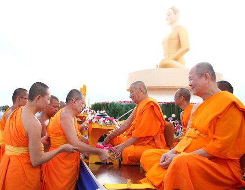 ภาพ No.4489:พิธีตักบาตรพระ 12,800 รูป ณ แผ่นดินเกิด วาระครบรอบ 128 ปี พระมงคลเทพมุนี (สด จนฺทสโร)