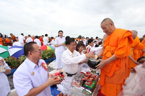 ภาพ No.4492:พิธีตักบาตรพระ 12,800 รูป ณ แผ่นดินเกิด วาระครบรอบ 128 ปี พระมงคลเทพมุนี (สด จนฺทสโร)