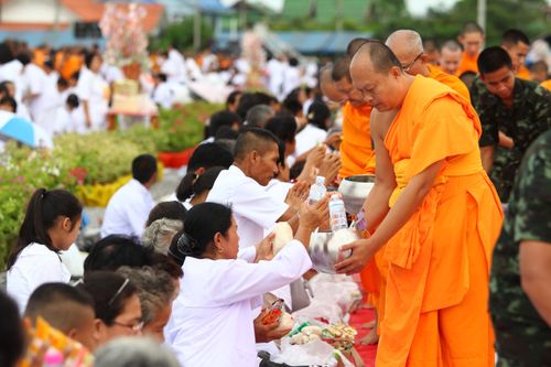 ภาพ No.4493:พิธีตักบาตรพระ 12,800 รูป ณ แผ่นดินเกิด วาระครบรอบ 128 ปี พระมงคลเทพมุนี (สด จนฺทสโร)