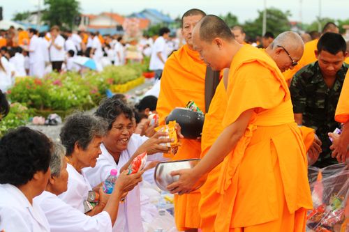 ภาพ No.4495:พิธีตักบาตรพระ 12,800 รูป ณ แผ่นดินเกิด วาระครบรอบ 128 ปี พระมงคลเทพมุนี (สด จนฺทสโร)