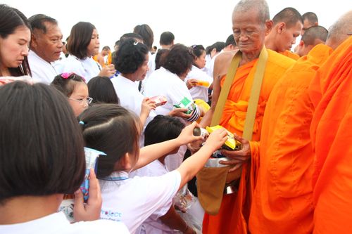 ภาพ No.4496:พิธีตักบาตรพระ 12,800 รูป ณ แผ่นดินเกิด วาระครบรอบ 128 ปี พระมงคลเทพมุนี (สด จนฺทสโร)