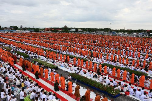 ภาพ No.4494:พิธีตักบาตรพระ 12,800 รูป ณ แผ่นดินเกิด วาระครบรอบ 128 ปี พระมงคลเทพมุนี (สด จนฺทสโร)