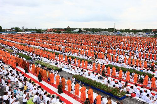 ภาพ No.4500:พิธีตักบาตรพระ 12,800 รูป ณ แผ่นดินเกิด วาระครบรอบ 128 ปี พระมงคลเทพมุนี (สด จนฺทสโร)