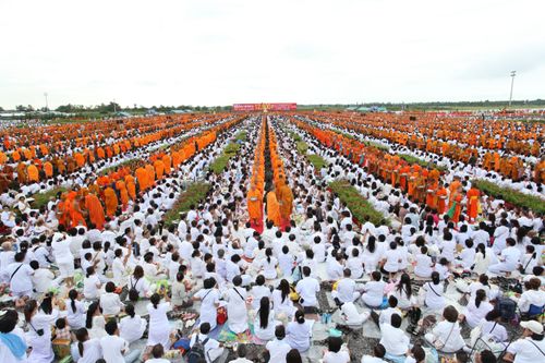 ภาพ No.4499:พิธีตักบาตรพระ 12,800 รูป ณ แผ่นดินเกิด วาระครบรอบ 128 ปี พระมงคลเทพมุนี (สด จนฺทสโร)