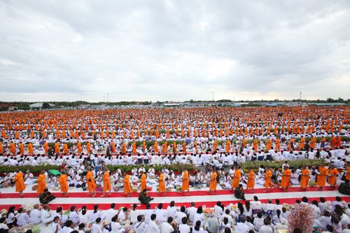 ภาพ No.4498:พิธีตักบาตรพระ 12,800 รูป ณ แผ่นดินเกิด วาระครบรอบ 128 ปี พระมงคลเทพมุนี (สด จนฺทสโร)