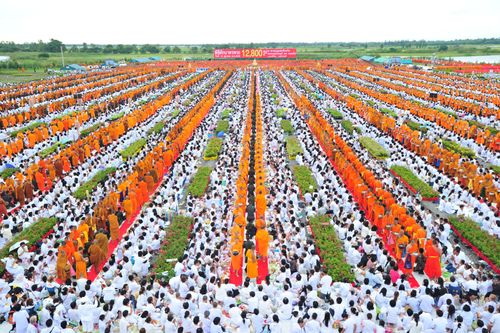 ภาพ No.4502:พิธีตักบาตรพระ 12,800 รูป ณ แผ่นดินเกิด วาระครบรอบ 128 ปี พระมงคลเทพมุนี (สด จนฺทสโร)
