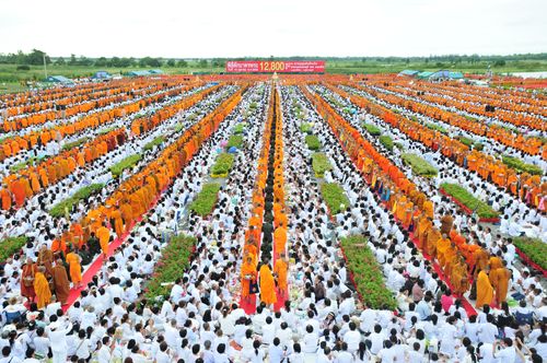 ภาพ No.4505:พิธีตักบาตรพระ 12,800 รูป ณ แผ่นดินเกิด วาระครบรอบ 128 ปี พระมงคลเทพมุนี (สด จนฺทสโร)