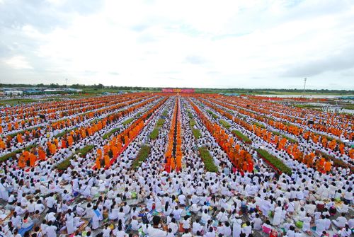 ภาพ No.4504:พิธีตักบาตรพระ 12,800 รูป ณ แผ่นดินเกิด วาระครบรอบ 128 ปี พระมงคลเทพมุนี (สด จนฺทสโร)