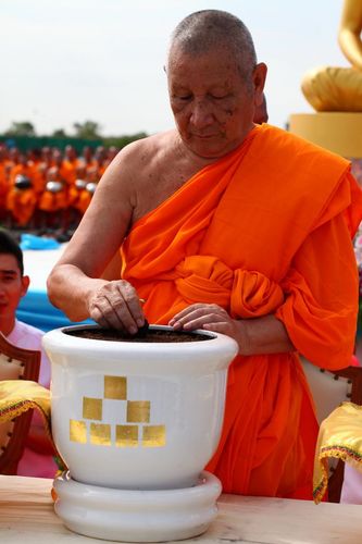 ภาพ No.4534:พิธีปลูกต้นกล้าดอกดาวรวยบรมจักรพรรดิ์ 10 ตุลาคม