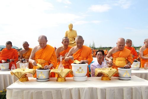 ภาพ No.4564:พิธีปลูกต้นกล้าดอกดาวรวยบรมจักรพรรดิ์ 10 ตุลาคม