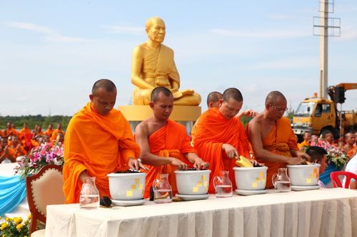 ภาพ No.4575:พิธีปลูกต้นกล้าดอกดาวรวยบรมจักรพรรดิ์ 10 ตุลาคม