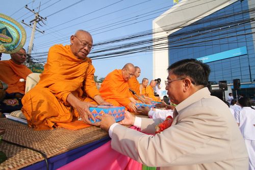 ตักบาตรปากช่อง พระ 2,600 รูป