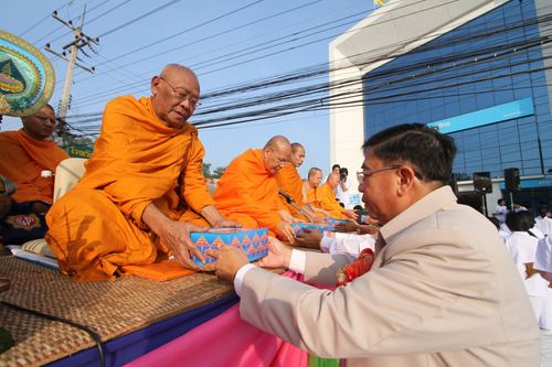 ภาพ No.4635:ตักบาตรปากช่อง พระ 2,600 รูป