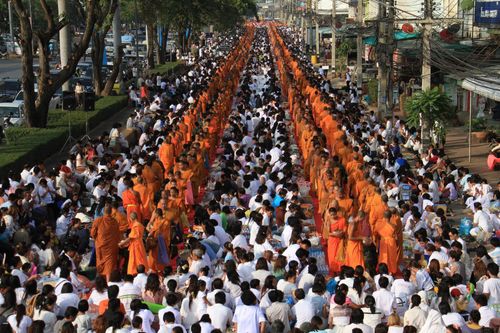 ภาพ No.4637:ตักบาตรปากช่อง พระ 2,600 รูป