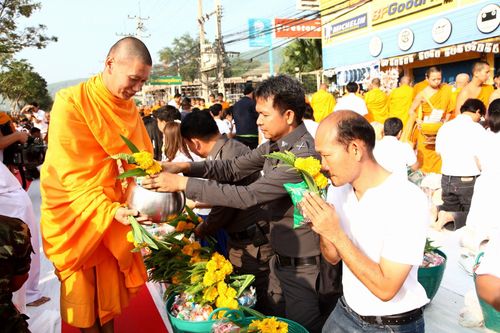 ภาพ No.4639:ตักบาตรปากช่อง พระ 2,600 รูป