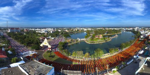 ตักบาตรร้อยเอ็ดพระ 12,600 รูป ณ ถนนสุริยะเดชบำรุง