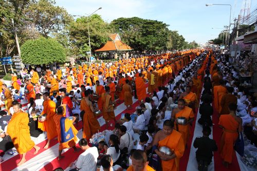ภาพ No.4647:ตักบาตรร้อยเอ็ดพระ 12,600 รูป ณ ถนนสุริยะเดชบำรุง
