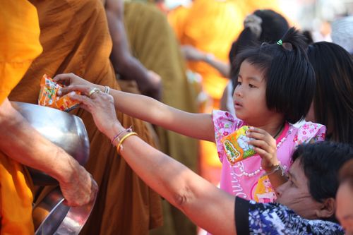 ภาพ No.4649:ตักบาตรร้อยเอ็ดพระ 12,600 รูป ณ ถนนสุริยะเดชบำรุง