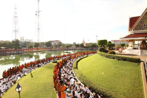 ภาพ No.4648:ตักบาตรร้อยเอ็ดพระ 12,600 รูป ณ ถนนสุริยะเดชบำรุง