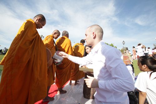 ภาพ No.4653:ตักบาตรร้อยเอ็ดพระ 12,600 รูป ณ ถนนสุริยะเดชบำรุง