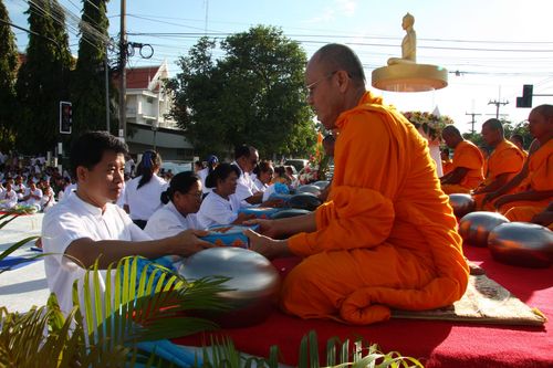 ภาพ No.4651:ตักบาตรร้อยเอ็ดพระ 12,600 รูป ณ ถนนสุริยะเดชบำรุง