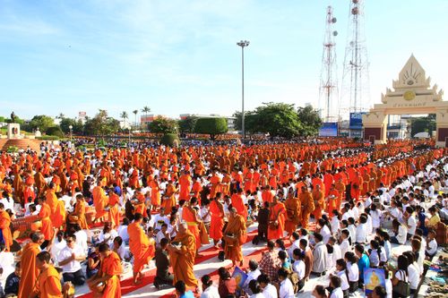 ภาพ No.4650:ตักบาตรร้อยเอ็ดพระ 12,600 รูป ณ ถนนสุริยะเดชบำรุง