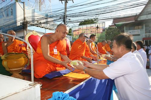 ภาพ No.4655:ตักบาตรร้อยเอ็ดพระ 12,600 รูป ณ ถนนสุริยะเดชบำรุง