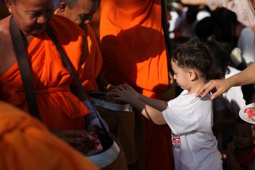 ภาพ No.4654:ตักบาตรร้อยเอ็ดพระ 12,600 รูป ณ ถนนสุริยะเดชบำรุง