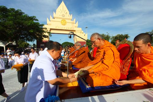 ภาพ No.4656:ตักบาตรร้อยเอ็ดพระ 12,600 รูป ณ ถนนสุริยะเดชบำรุง