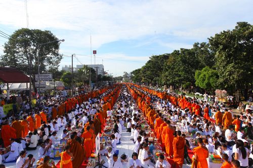 ภาพ No.4657:ตักบาตรร้อยเอ็ดพระ 12,600 รูป ณ ถนนสุริยะเดชบำรุง