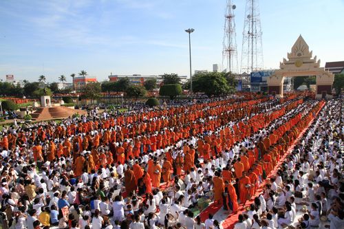 ภาพ No.4658:ตักบาตรร้อยเอ็ดพระ 12,600 รูป ณ ถนนสุริยะเดชบำรุง