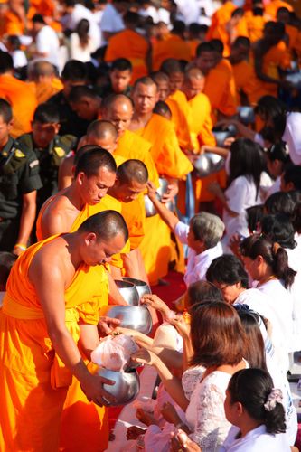 ภาพ No.4660:ตักบาตรร้อยเอ็ดพระ 12,600 รูป ณ ถนนสุริยะเดชบำรุง