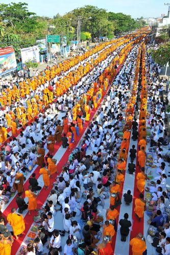 ภาพ No.4659:ตักบาตรร้อยเอ็ดพระ 12,600 รูป ณ ถนนสุริยะเดชบำรุง