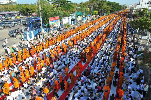 ภาพ No.4661:ตักบาตรร้อยเอ็ดพระ 12,600 รูป ณ ถนนสุริยะเดชบำรุง