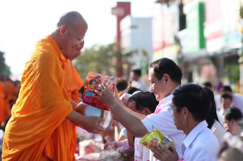 ภาพ No.4663:ตักบาตรลานพญานาค พระ 1,260 รูป