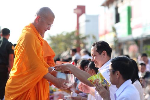 ภาพ No.4664:ตักบาตรลานพญานาค พระ 1,260 รูป