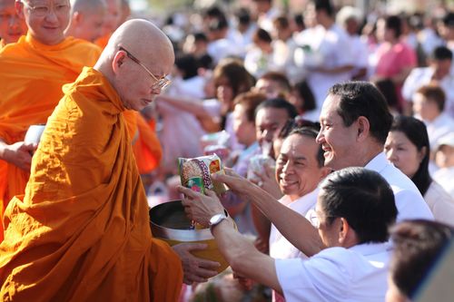 ภาพ No.4674:ตักบาตรลานพญานาค พระ 1,260 รูป