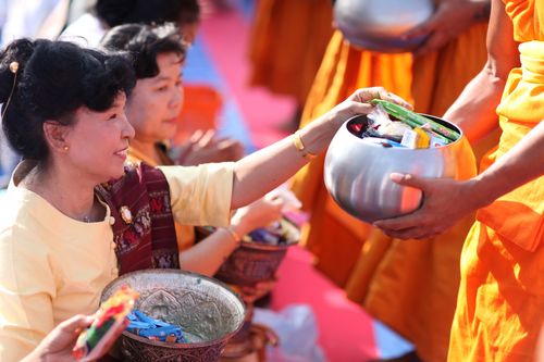 ภาพ No.4667:ตักบาตรลานพญานาค พระ 1,260 รูป